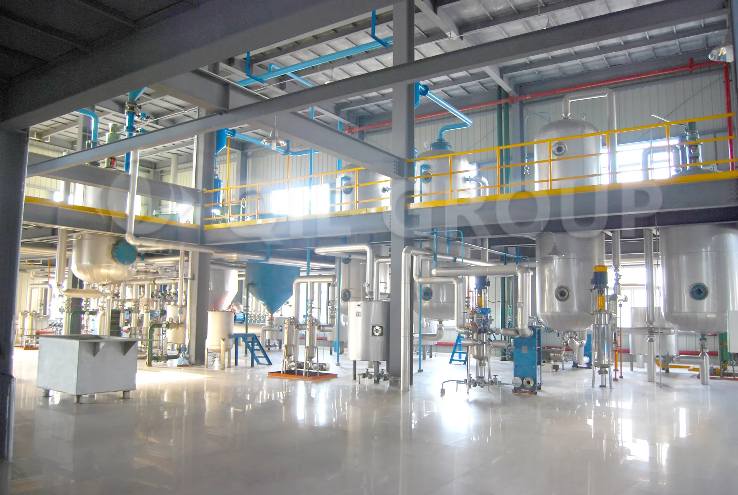 Taller de equipos de refinación de aceite comestible que muestra la línea de refinación completa.