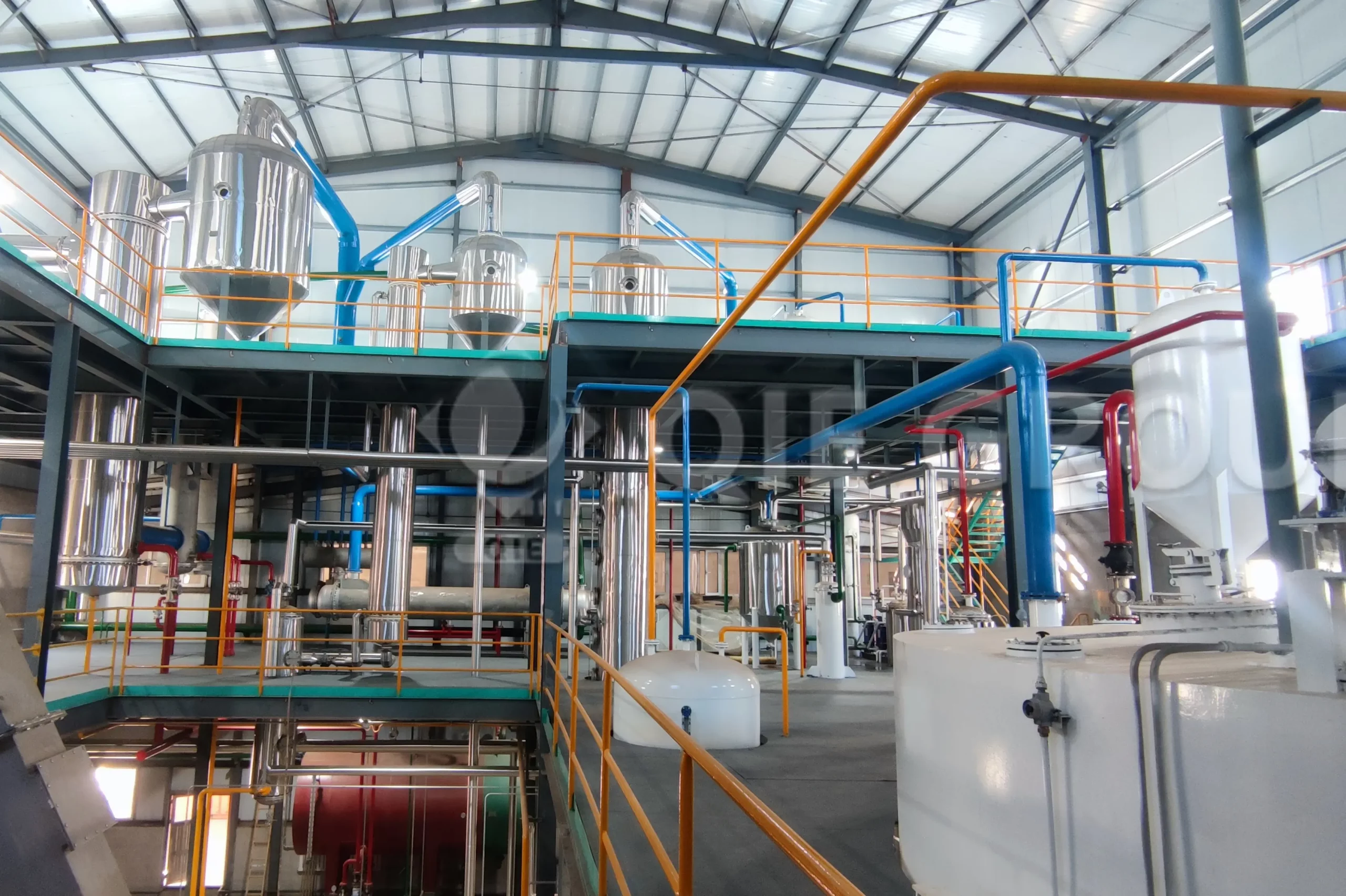 Taller de extracción de aceite de salvado de arroz con equipo avanzado de extracción por solventes.