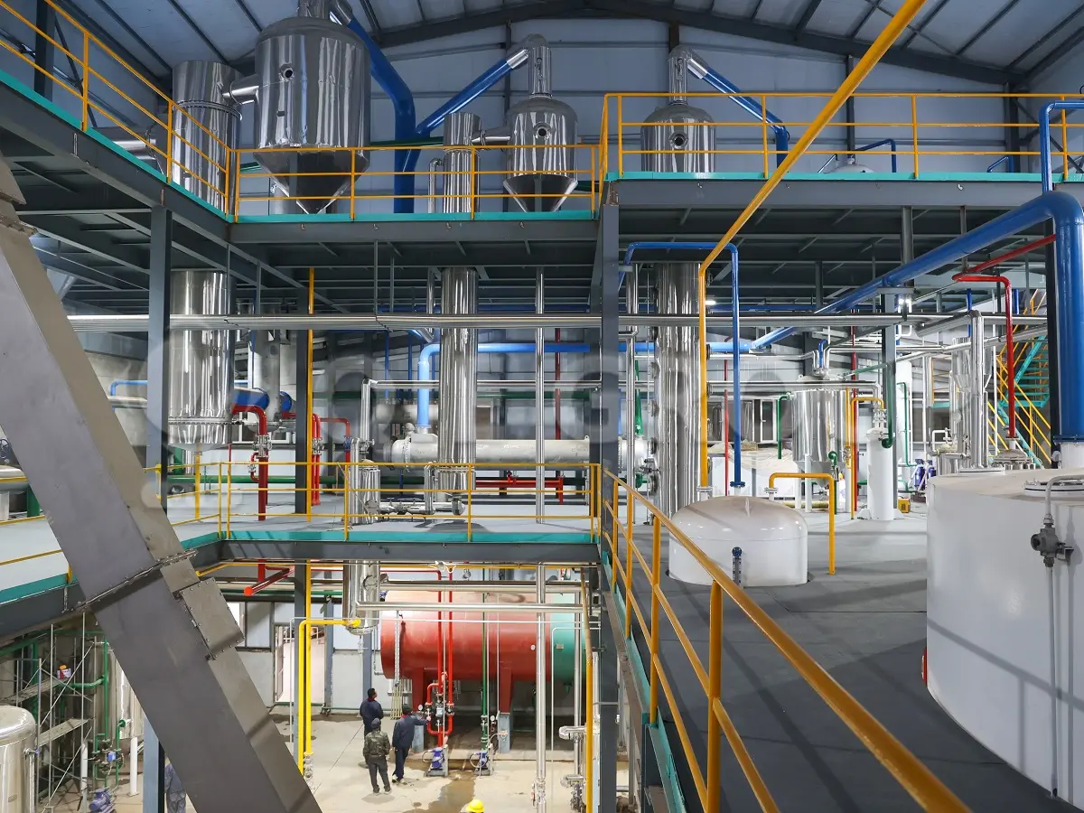 Conjunto completo de maquinaria dentro de un taller de producción de aceite comestible