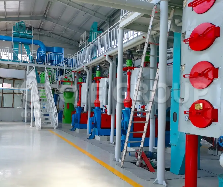 Taller de pretratamiento y prensado de semillas oleaginosas con equipos de limpieza, trituración y cocción.