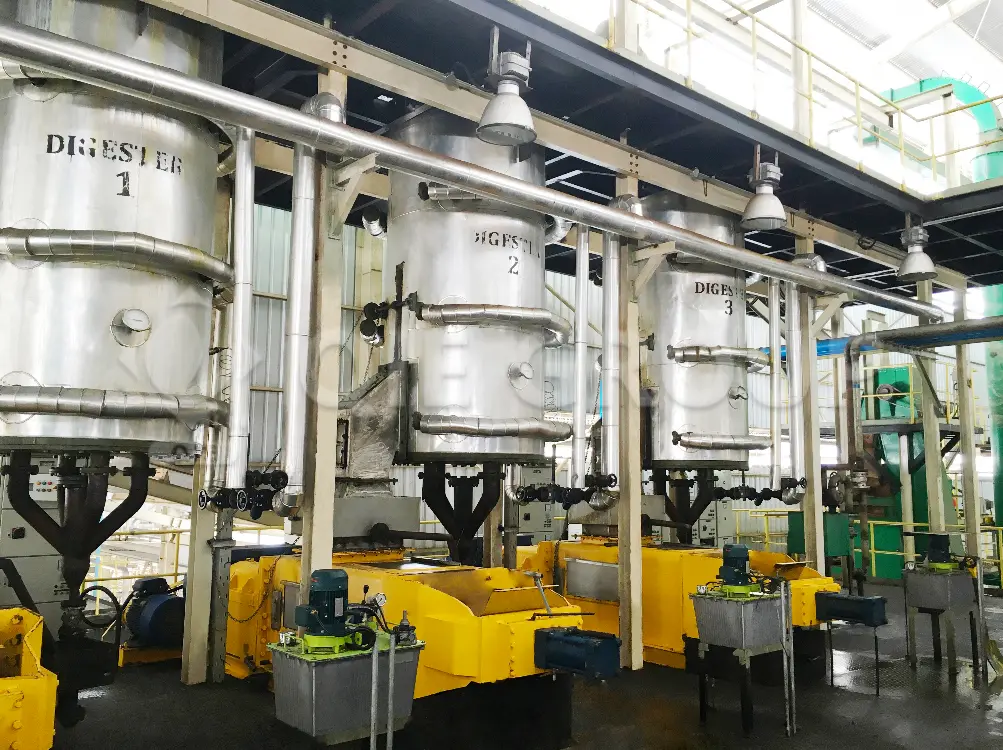 Prensa de aceite de palma en funcionamiento en las instalaciones