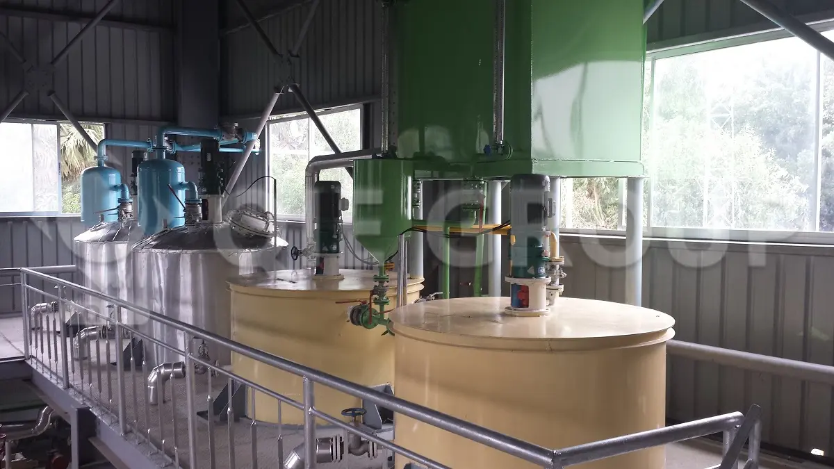 Taller de refinado de aceites comestibles con unidades de desgomado, desacidificación, blanqueo y desodorización.