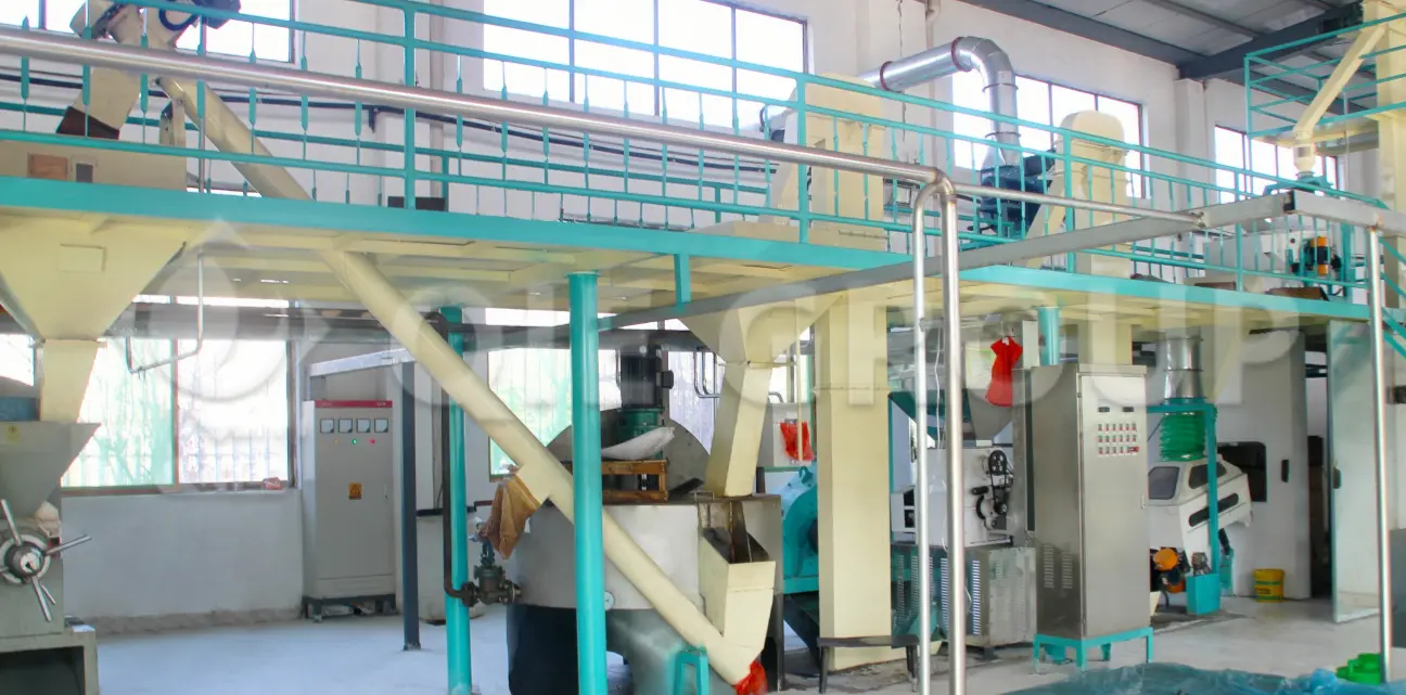 Taller de pretratamiento de aceites comestibles con equipos de limpieza, trituración y acondicionamiento.