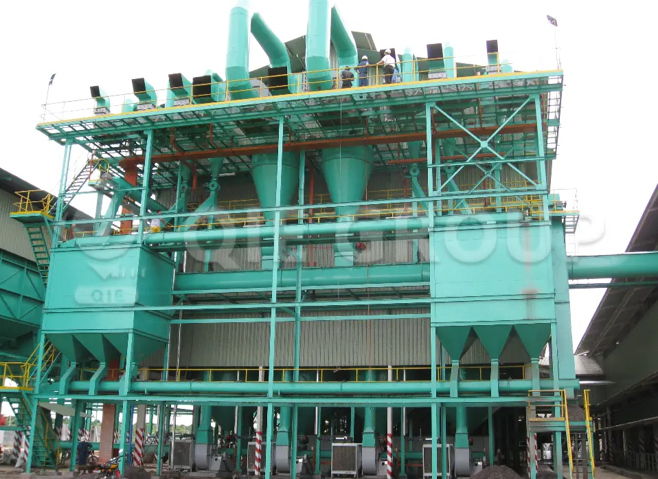 Taller de procesamiento de aceite de palma con esterilizador, prensa y equipos de refinado.