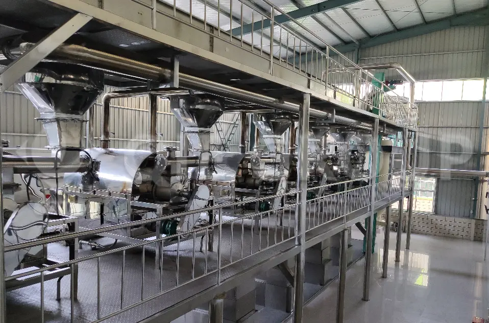 Funcionamiento in situ de la línea de prensado de aceite de cacahuete en un taller industrial de producción de aceites comestibles.