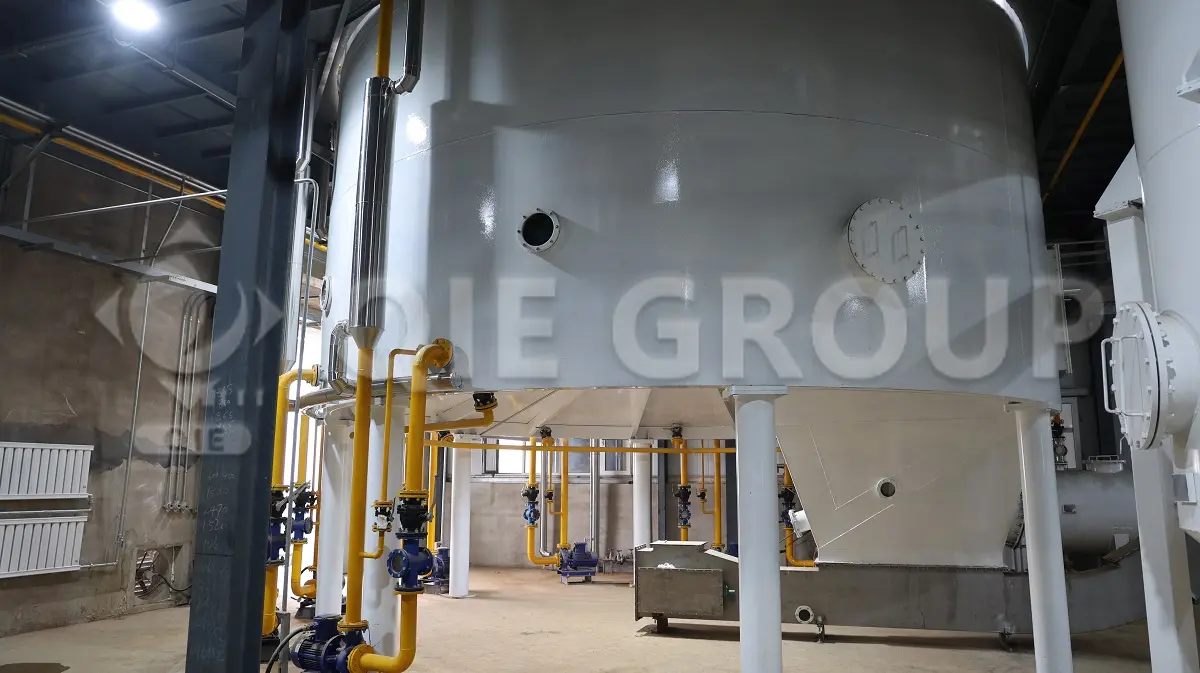 Extractor Rotocel instalado en un taller de extracción de aceites comestibles, utilizado para la extracción a gran escala de semillas oleaginosas mediante disolventes.