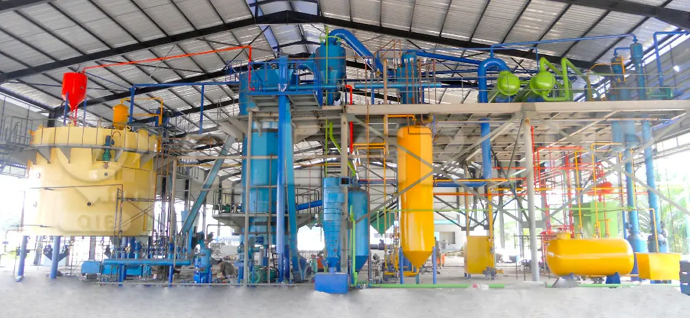 Extractor Rotocel instalado en un taller de extracción de aceites comestibles como parte de un sistema completo de extracción por disolventes.