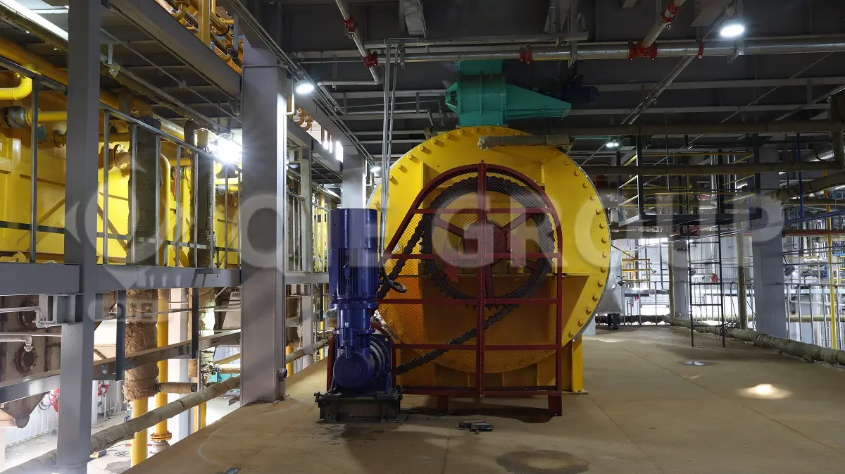 El taller de la planta de extracción de aceite de soja incluye extractores, torres de destilación y unidades de recuperación de solventes.