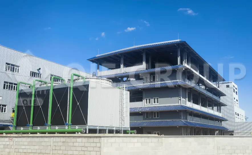 Una vista panorámica de la planta de procesamiento de aceite comestible llave en mano del Grupo QIE, que abarca talleres de procesamiento de materia prima, prensado, refinación y envasado.