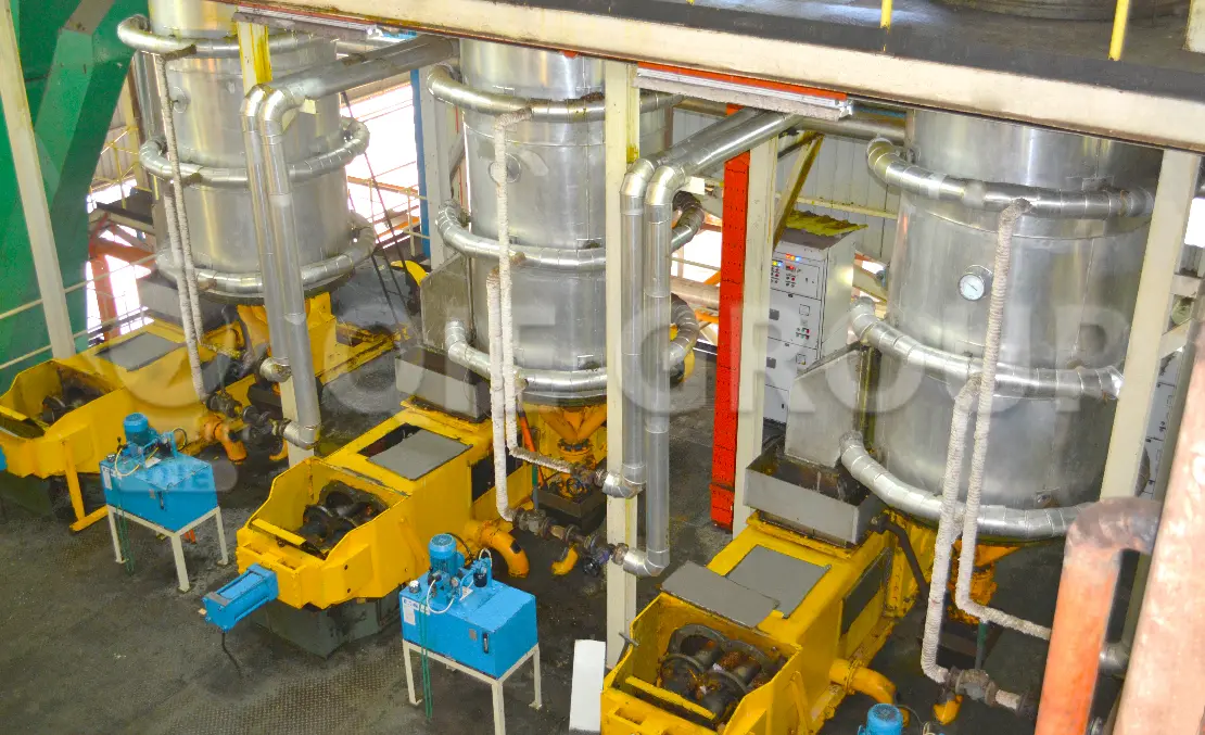 Máquina prensadora de aceite de palma de doble tornillo en funcionamiento.