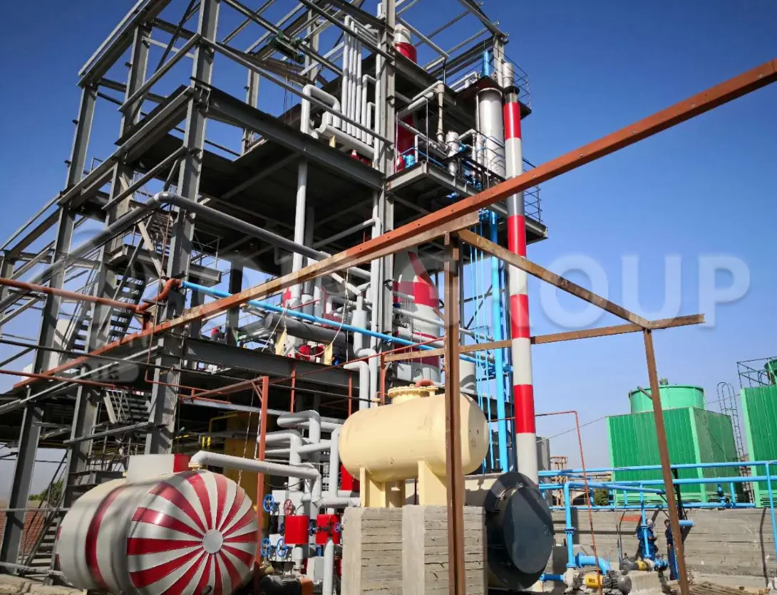 Taller de refinación de aceites comestibles que abarca los procesos de desgomado, desacidificación, decoloración y desodorización para producir aceite comestible de alta calidad.