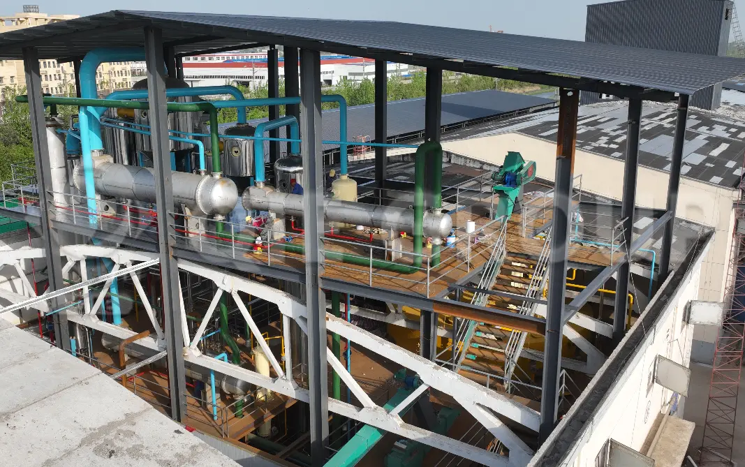 Taller de extracción de aceite comestible mediante disolventes que integra sistemas de extracción, desolventización y recuperación de disolventes para una extracción de aceite eficiente y segura.