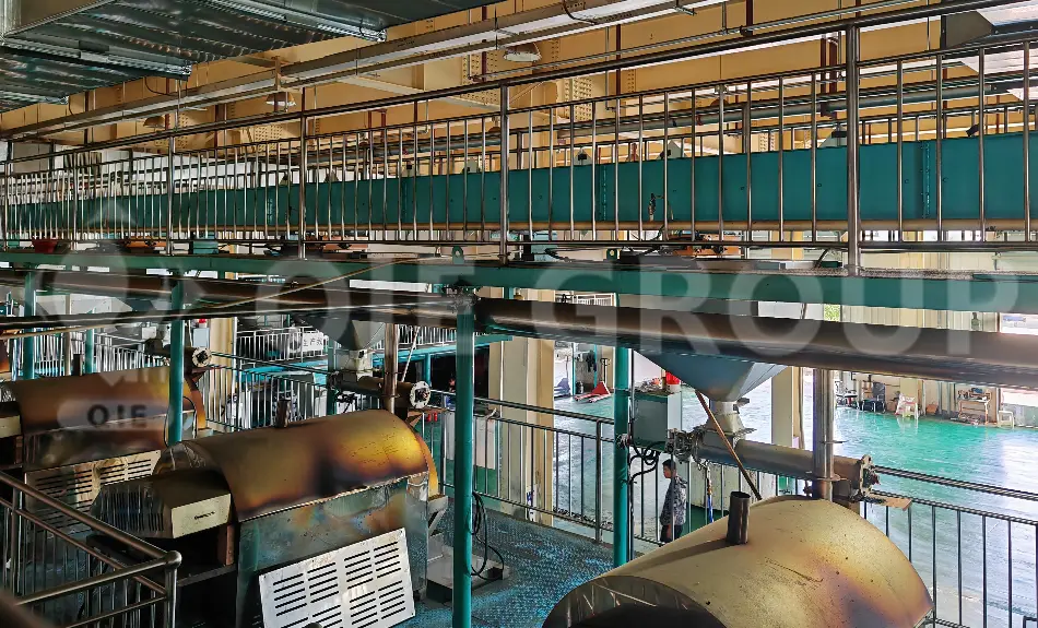 Taller sobre el procesamiento del aceite de linaza que abarca las etapas de pretratamiento, prensado y manipulación inicial del aceite.