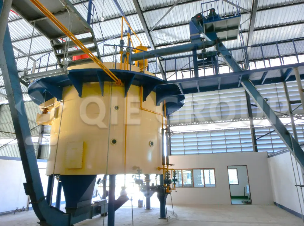 Extractor de aceite Rotocel para extracción continua con disolventes y alta eficiencia de recuperación de aceite.