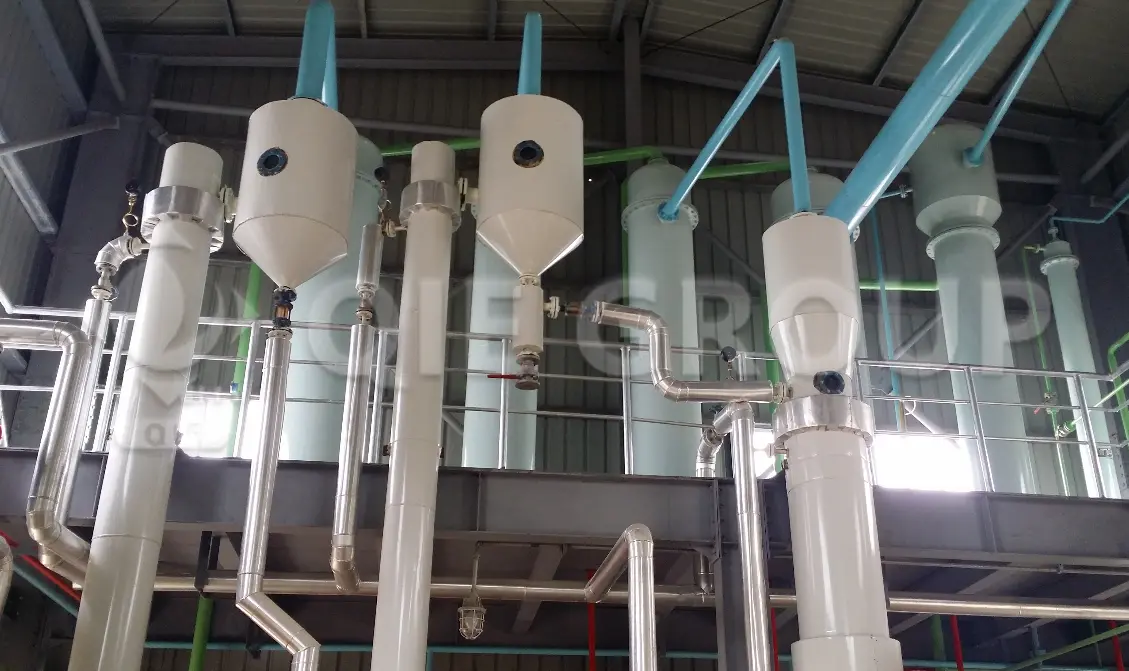 Vista completa del taller de refinación de aceite comestible.