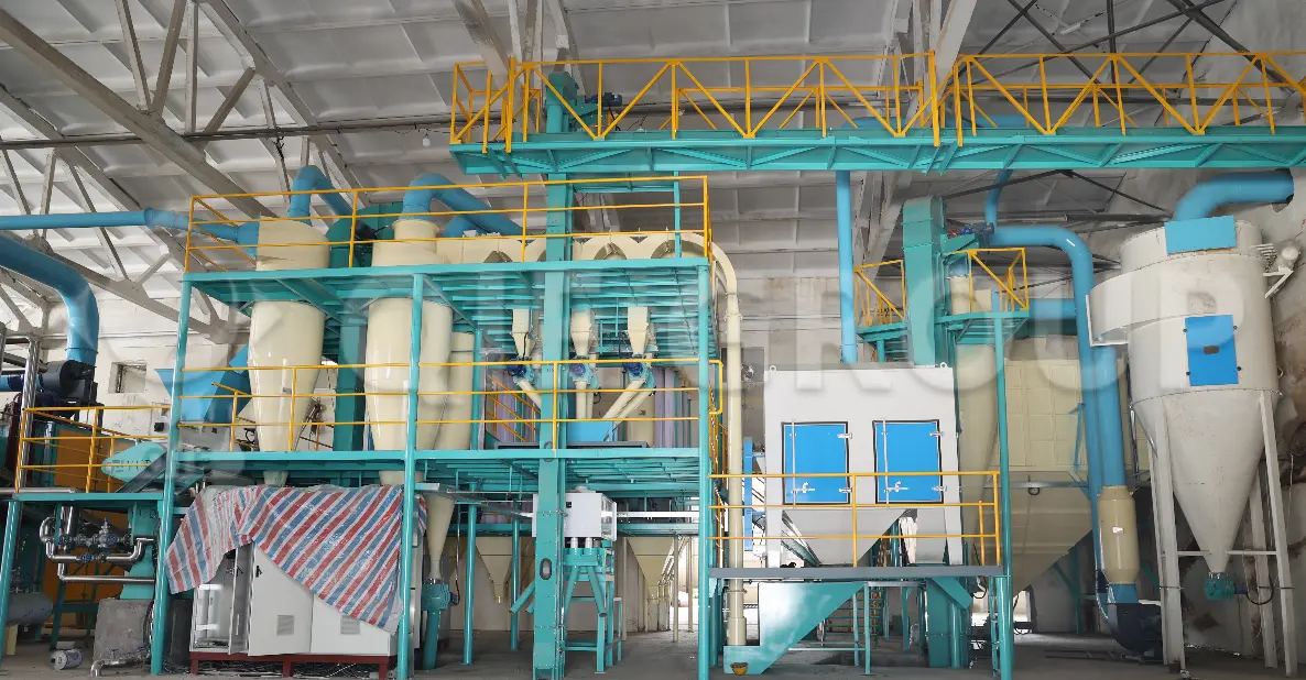 Taller de pretratamiento de salvado de arroz que incluye sistemas de limpieza, extrusión y acondicionamiento.