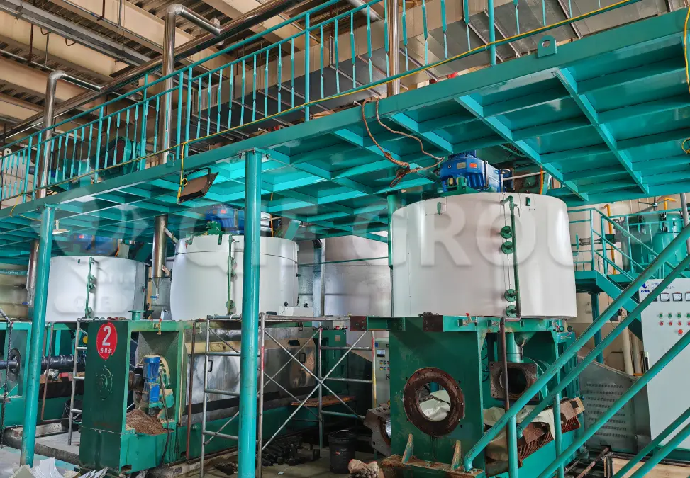 Taller de prensado de aceites comestibles con línea de extracción de aceite industrial para la producción comercial de aceites comestibles.