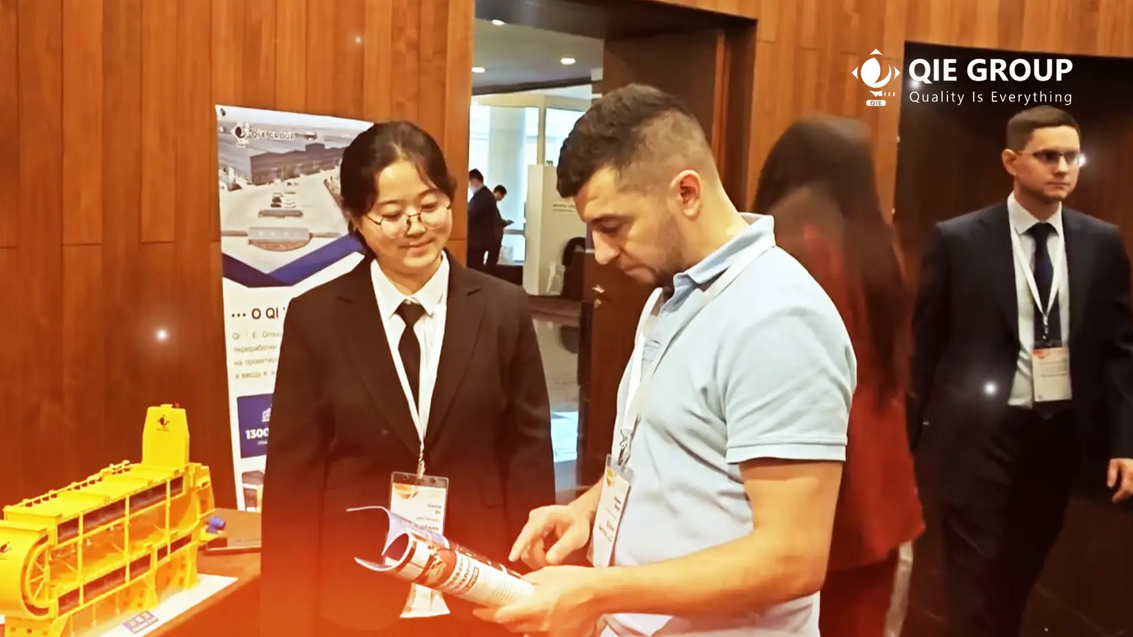 Clientes visitando el stand de QIE GROUP en una feria comercial