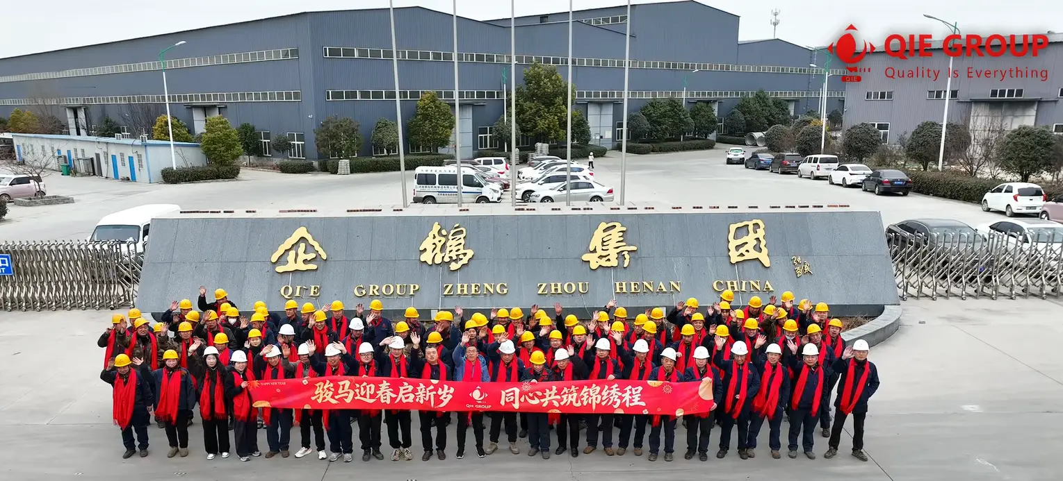 Equipo de producción del Grupo QIE en la fábrica de procesamiento de aceite comestible