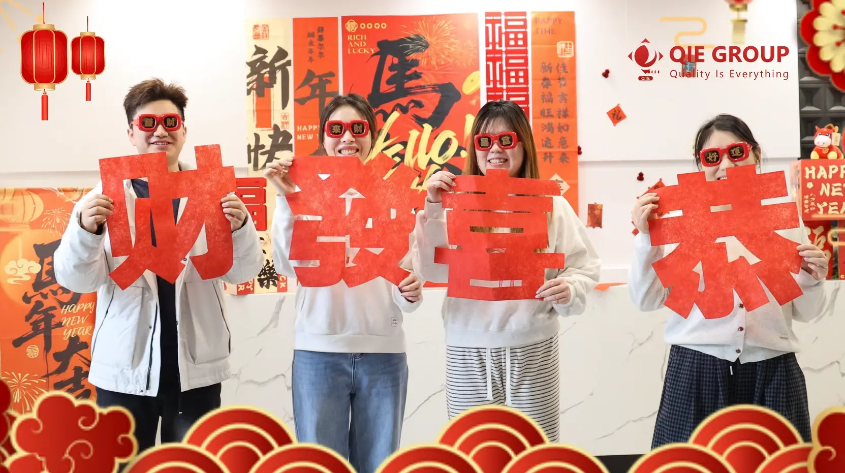 Los empleados de QIE GROUP celebran juntos el Año Nuevo