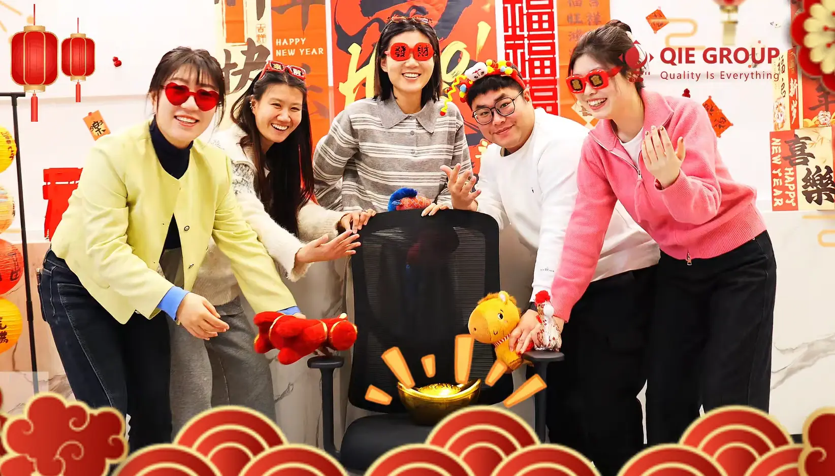 Empleados de QIE GROUP envían saludos de Año Nuevo durante la celebración navideña