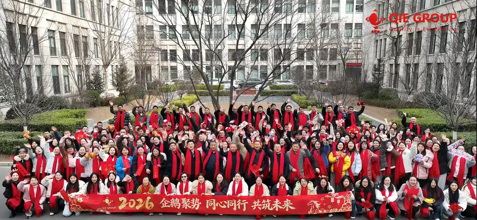Fotografía grupal de empleados de QIE GROUP que muestra un equipo profesional de ingeniería y proyectos.
