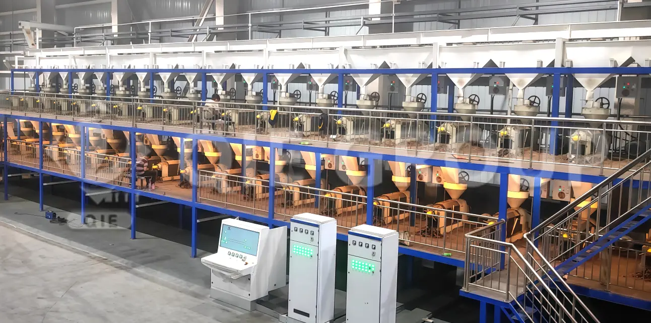 Taller de máquinas prensadoras de aceite de tornillo utilizadas en plantas de prensado y procesamiento continuo de aceite comestible.