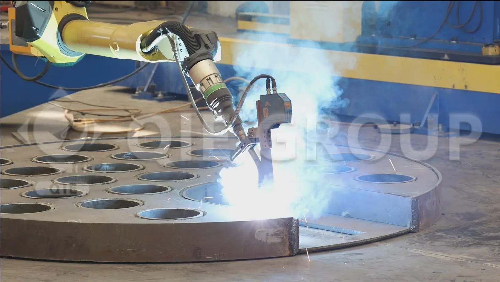 Centro de mecanizado CNC para la fabricación de equipos de procesamiento de aceites comestibles.