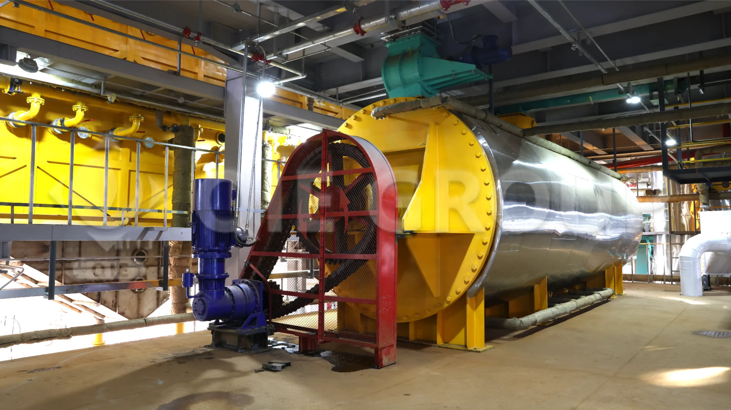 Taller de extracción de aceite comestible con solventes y equipo industrial.