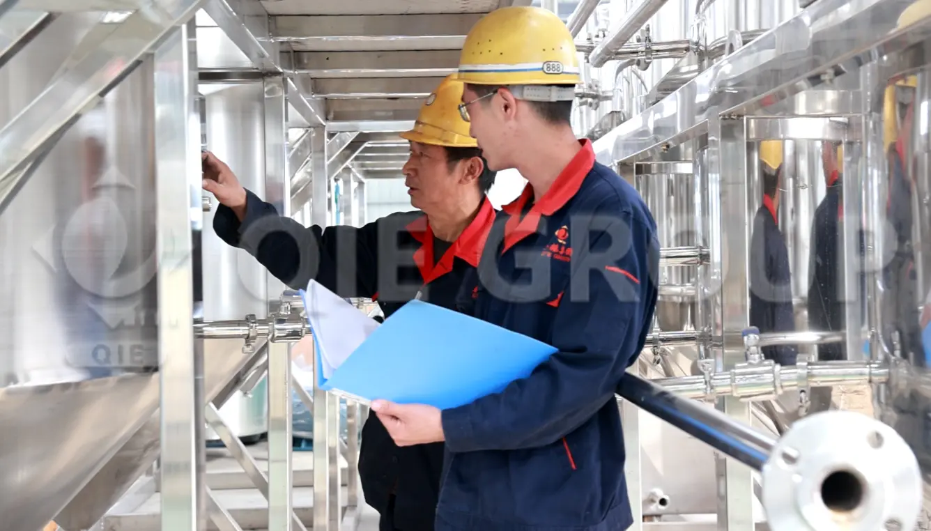 Ingeniero inspeccionando equipos de procesamiento de aceites comestibles en el lugar.