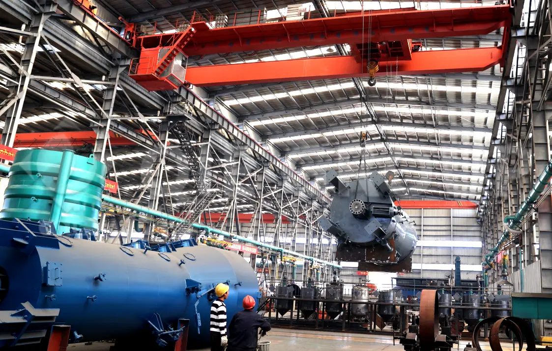 Taller moderno de una planta de procesamiento de aceites comestibles con línea de producción automatizada.