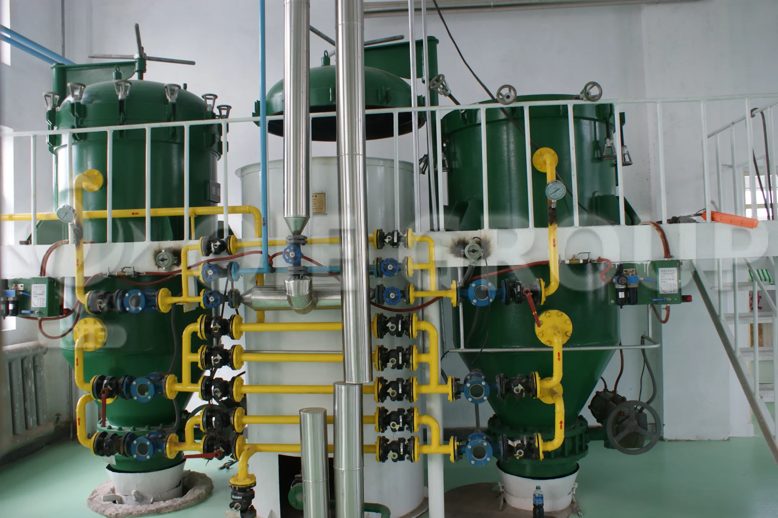 Prensa de filtros de placas para la filtración de aceite de karité, destinada a eliminar impurezas sólidas y mejorar la calidad del aceite.