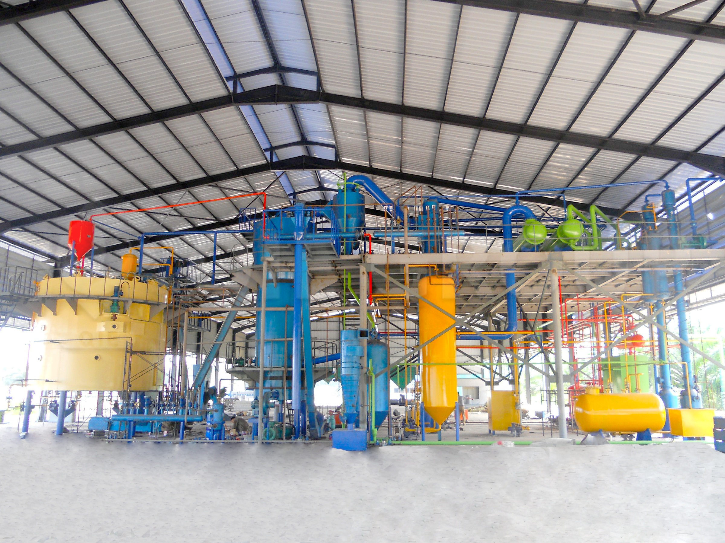 Planta de procesamiento de aceite de palma con sistemas avanzados de prensado y refinado para un alto rendimiento de aceite y control de calidad