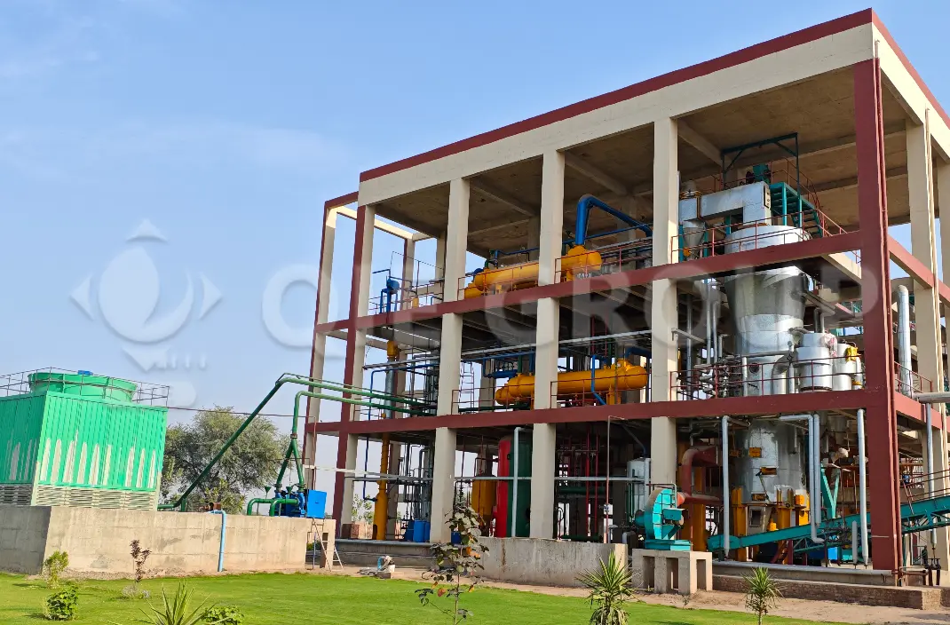 Taller de extracción por disolventes para aceites comestibles en construcción, mostrando el extractor de cadena de arrastre y la sección de pretratamiento.