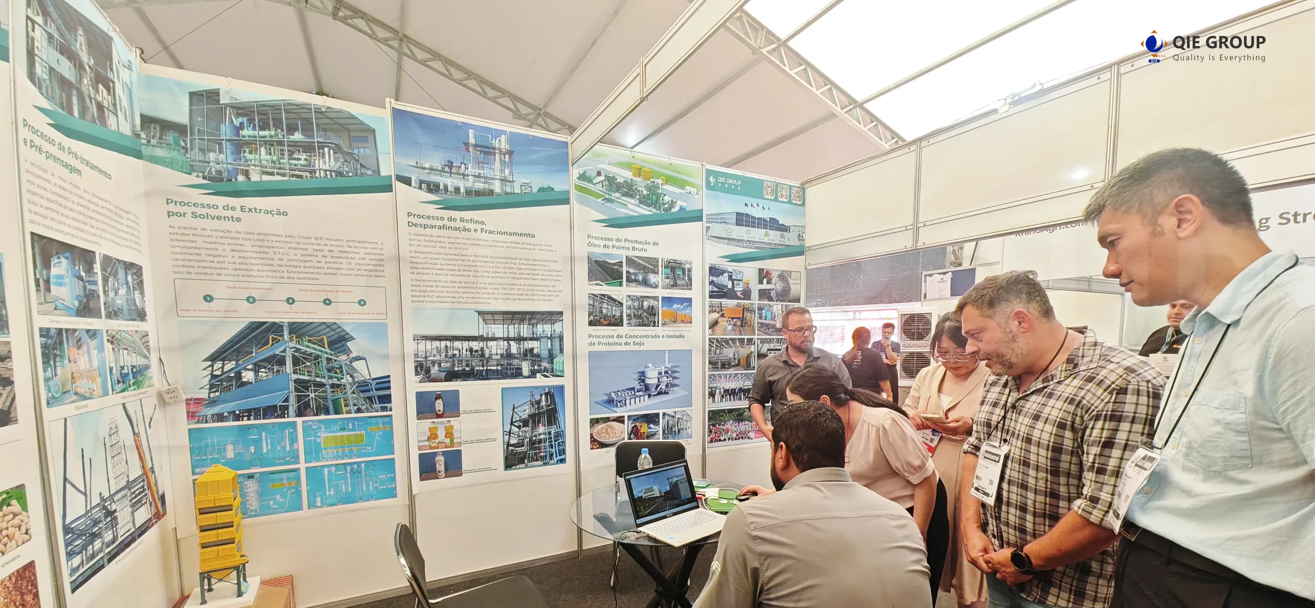 Clientes conociendo las soluciones integrales EPC «llave en mano» de QIE GROUP para líneas de producción de aceites comestibles en la exposición.