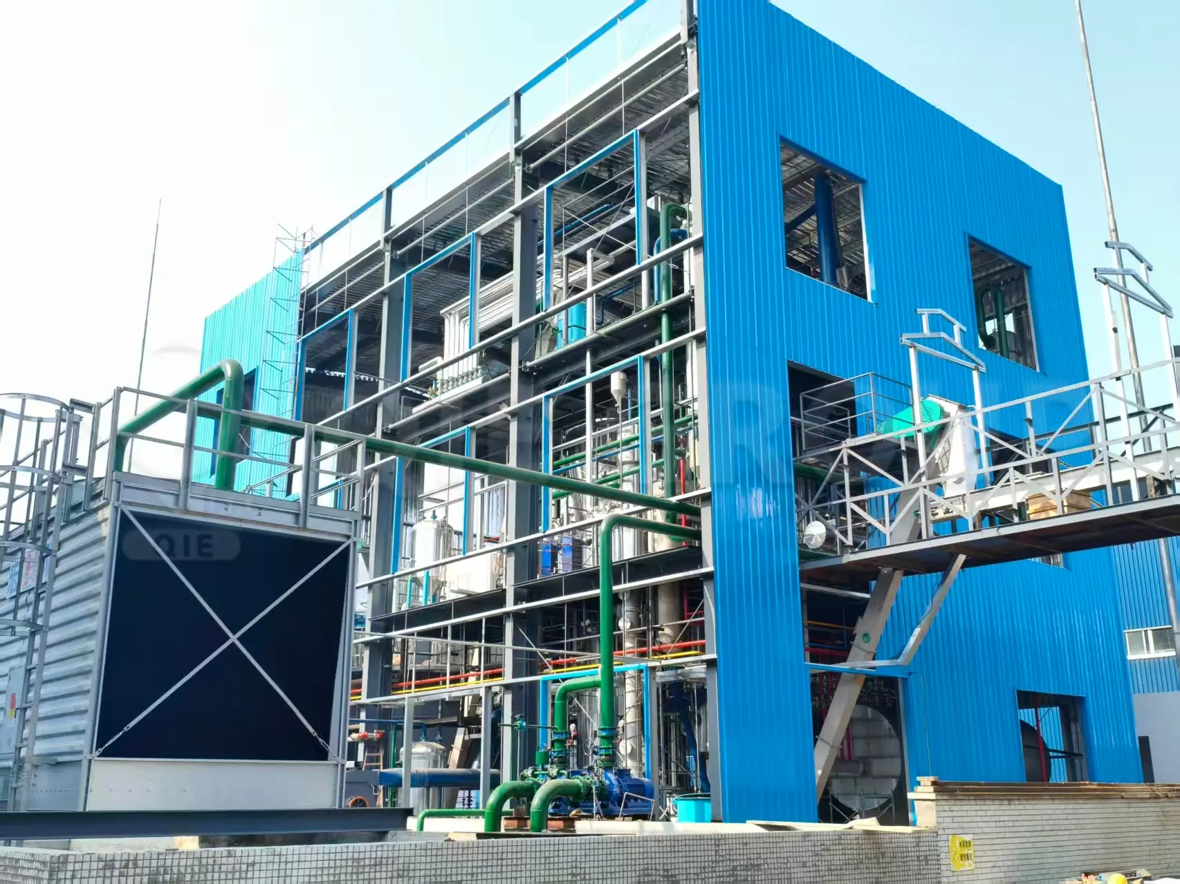 Proyecto de construcción de una planta de procesamiento de aceites comestibles, que incluye la instalación completa de la línea de producción y el diseño de ingeniería industrial.