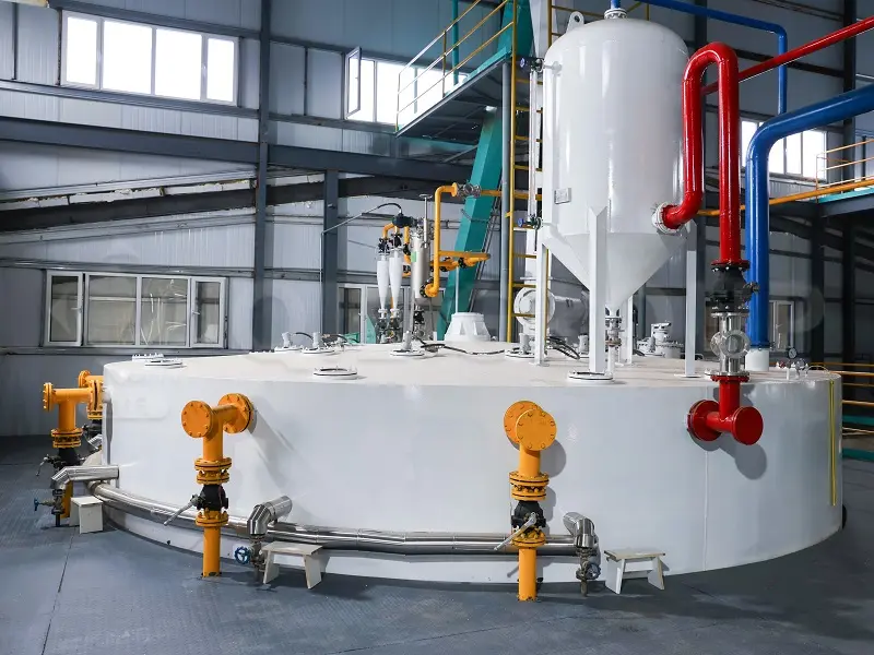 Unidad de extracción por disolventes para aceites comestibles, destinada a plantas de procesamiento de semillas oleaginosas e integrada en sistemas industriales de extracción de aceite.