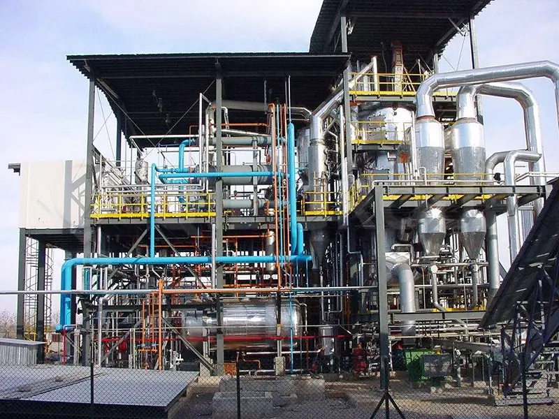 Proyecto de ampliación del taller de extracción por disolventes para una planta de procesamiento de aceites, con un sistema de extracción mejorado y la reconstrucción de las instalaciones industriales.