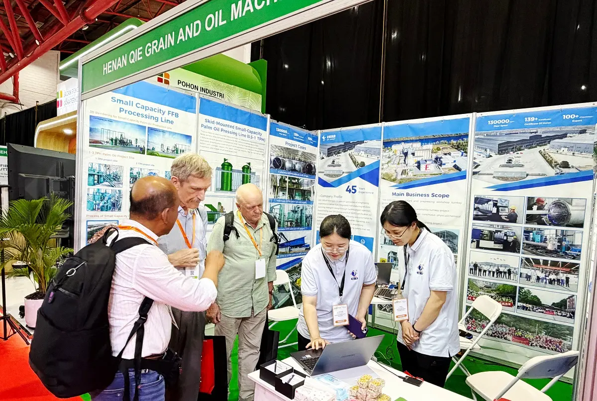 Durante la exposición PALMEX Indonesia, diversos clientes visitaron el stand de QIE Group para conversar sobre proyectos de procesamiento de aceite de palma.