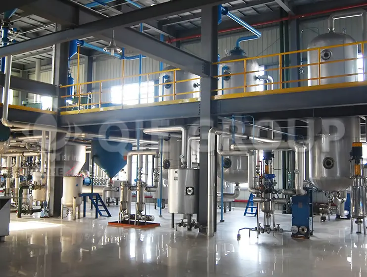 Taller de refinado de aceites comestibles, que abarca los procesos de desgomado, blanqueo y desodorización para plantas de refinado de aceites vegetales de alta calidad.